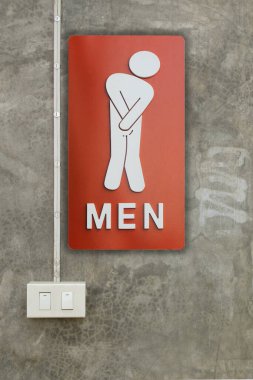 Duvarda erkek banyosu ve ışık düğmesi vardı..