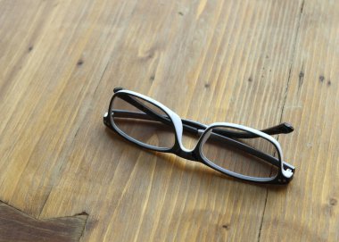 Ahşap zeminde gözlük.