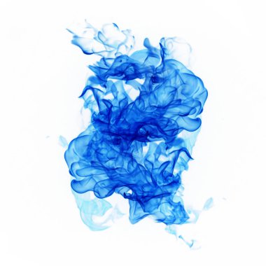 Beyaz arkaplanda mavi alevler izole edildi