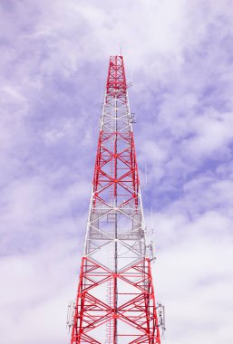 İletişim kulesi mavi gökyüzü arka plan üzerinde