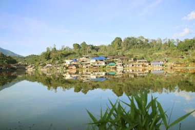 Ban Rak Thai 'den güzel göl manzarası, Mae Hong Son, Tayland' ın kuzeyi.