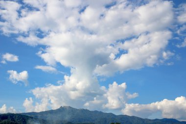Ormanı ve bulutlu gökyüzü olan güzel dağ manzarası.