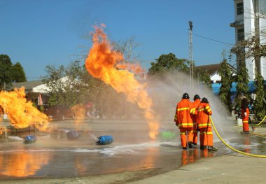 İtfaiyeci yangına karşı gösteri yapıyor.