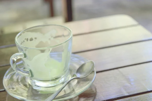 Een Lege Koffiekop Een Houten Tafel — Stockfoto