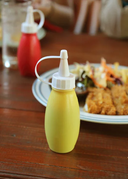 Бутылка Соуса Столе Ресторане — стоковое фото