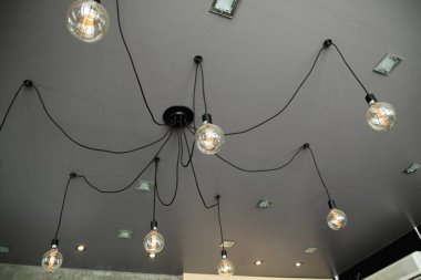 Kafede dekoratif ampul. Mağaza dekorasyonu için fikir.