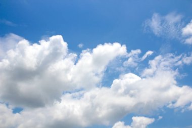 Beyaz bulutlu mavi gökyüzü arkaplanı