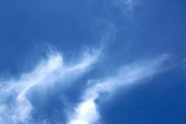 Piękne Błękitne Niebo Białymi Chmurami Przyrodzie — Zdjęcie stockowe