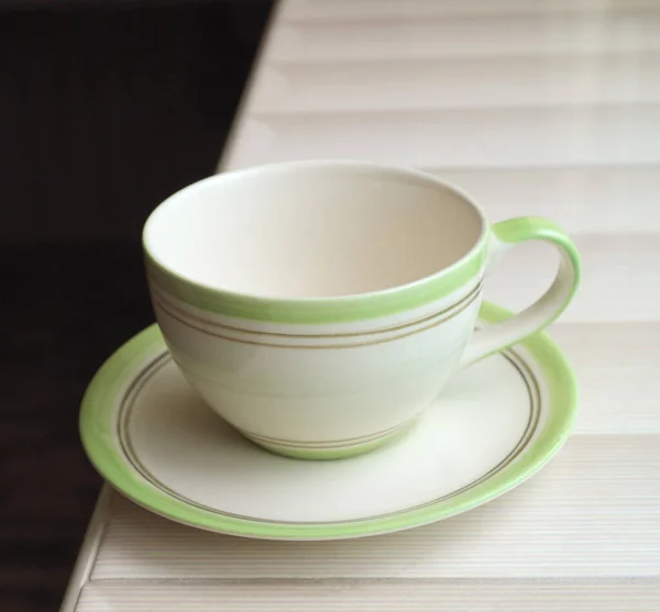 カフェのテーブルの上にブランクカップ お茶やコーヒーとカップ — ストック写真