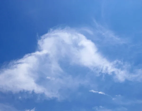 Blauer Himmel Hintergrund Mit Winzigen Wolken — Stockfoto