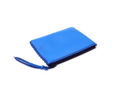 Beyaz zemin üzerinde fermuar olan küçük çanta