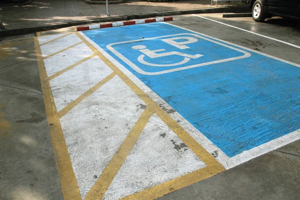 Znak Pozwolenia Parkowanie Dla Niepełnosprawnych Malowany Ulicy — Zdjęcie stockowe
