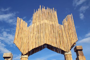 Mavi gökyüzü arka planında bambu işareti