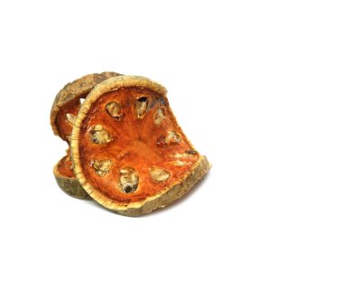 Kuru Bael Meyvesi beyaz arkaplanda izole.