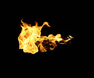 alevler siyah arkaplanda.