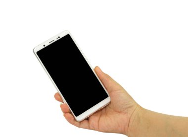 Beyaz akıllı telefonu elinde tutan ve ekranı boş olan bir kadın.