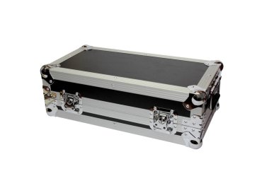 Güçlendirilmiş metal köşeli ekipman sandığı.