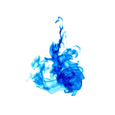 Beyaz arkaplanda mavi alevler izole edildi