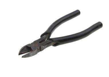 Kesme yolu ile beyaz arkaplanda izole pense kesme