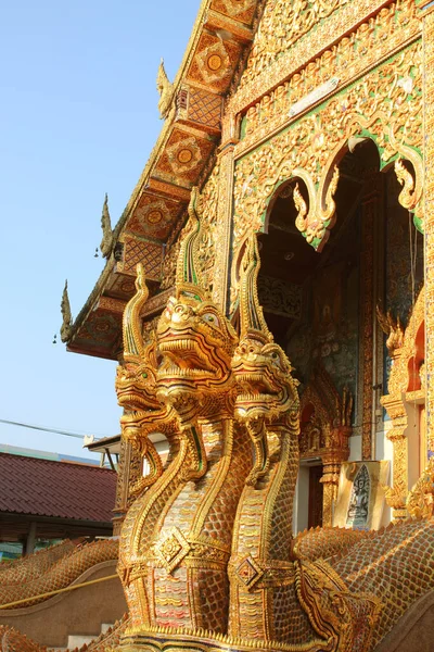 タイ北部の寺院の前のナガ — ストック写真
