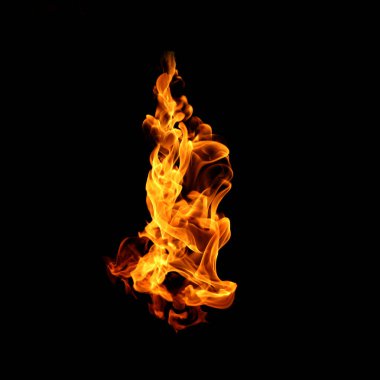 Yangın alevleri siyah arkaplanda izole edildi