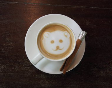 Sıcak ayı yüzlü latte fincanda kahve.