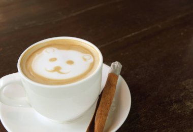 Sıcak ayı yüzlü latte fincanda kahve.