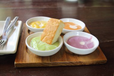 Pandan cuard ile ızgara tost. Tahta arka planda..