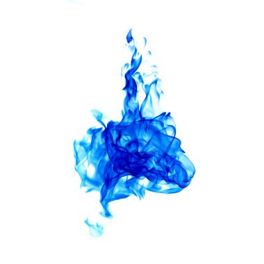 Beyaz arkaplanda mavi alevler izole edildi