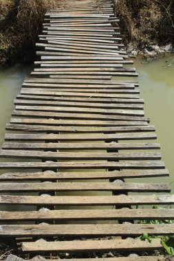 Bir nehir üzerinde ile ahşap köprü manzara