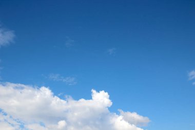 Küçük bulutlu mavi gökyüzü arkaplanı