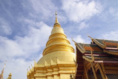 Wat Phra: Hariphunchai, Tayland 'ın Lamphun ilinde ikonik bir Budist tapınağı. Lanna stili Chedi, Buda 'nın kutsal emanetini barındırıyor..