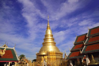Wat Phra: Hariphunchai, Tayland 'ın Lamphun ilinde ikonik bir Budist tapınağı. Lanna stili Chedi, Buda 'nın kutsal emanetini barındırıyor..