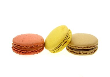 Beyaz arka plan üzerinde renkli tatlı macarons göl kenarında