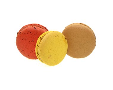 Beyaz arka plan üzerinde renkli tatlı macarons göl kenarında