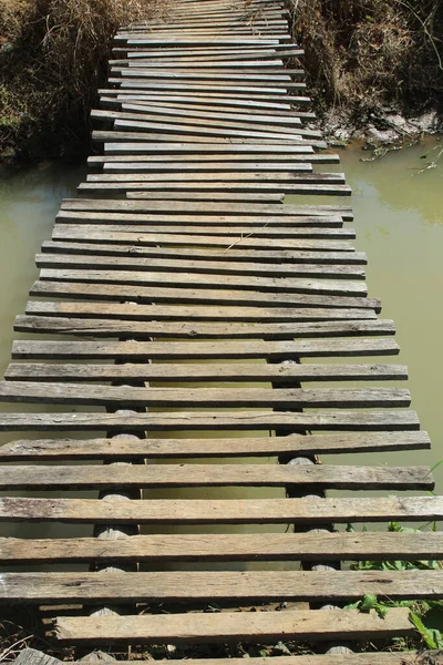 Landschaft Mit Einer Holzbrücke Über Einen Fluss — Stockfoto