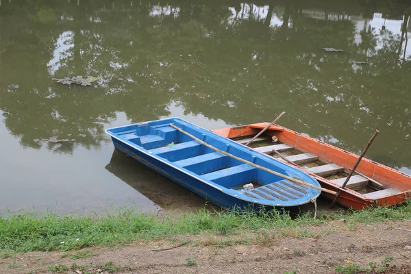 Velho Barco Plástico Rio — Fotografia de Stock