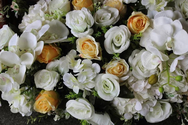 Jasne Piękne Kolory Plastikowych Kwiatów — Zdjęcie stockowe