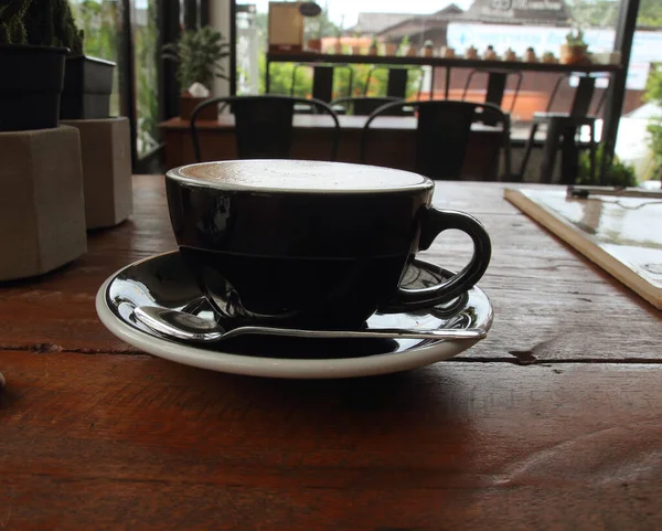 Art Chaud Latte Café Dans Une Tasse Sur Une Table — Photo