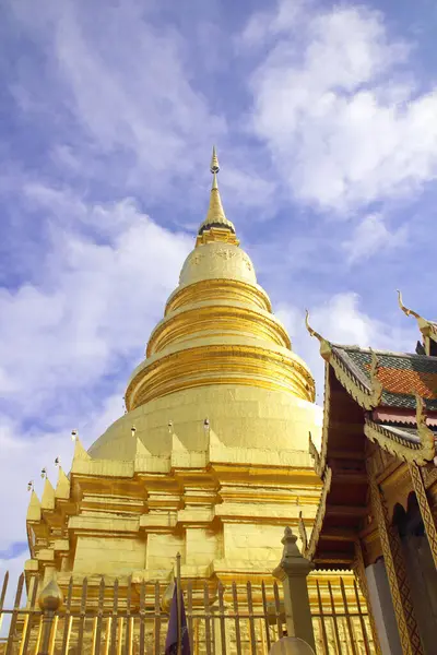 Wat Phra Hariphunchai Iconica Pagoda Buddista Nella Provincia Lamphun Thailandia — Foto Stock