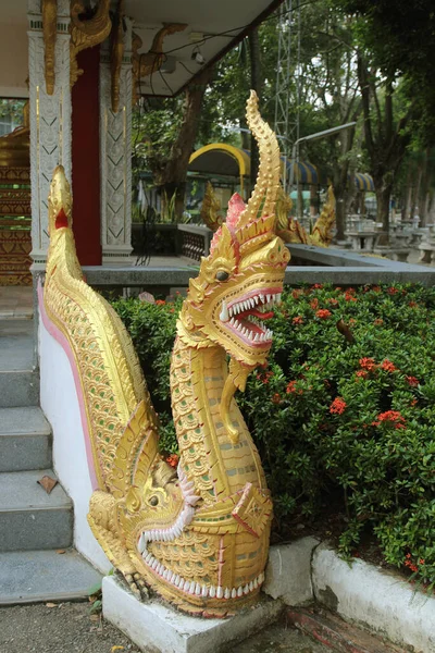 Tayland Tapınağı Nın Korkuluklarında Bulunan Altın Yılan Sıva — Stok fotoğraf