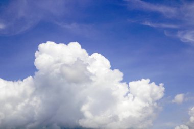 Beyaz bulutlu mavi gökyüzü arkaplanı