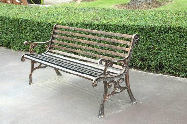 Şehir parkındaki ahşap bank.