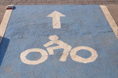 Bisiklet yolunda bisiklet tabelaları.