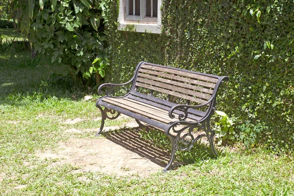 Bahçede Oturmak Için Tahta Şezlong — Stok fotoğraf