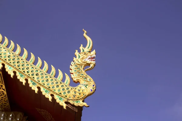タイの寺院でタイの伝統的な軒先屋根の金の木製の龍頭 — ストック写真
