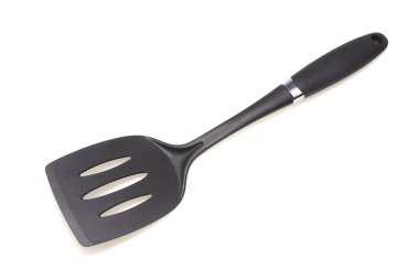 Beyaz arkaplanda izole edilmiş kızartma tavası için plastik siyah spatula.
