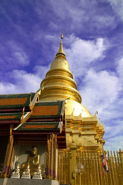 Pagoda Oro Nel Tempio Thai Thailandia Del Nord — Foto Stock