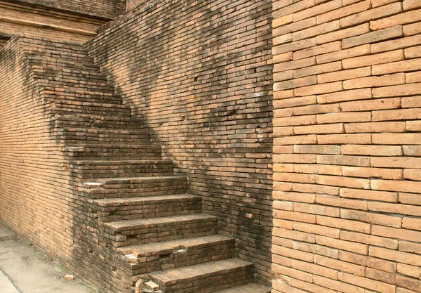 公园里的旧砖楼梯 在古代旅行 — 图库照片