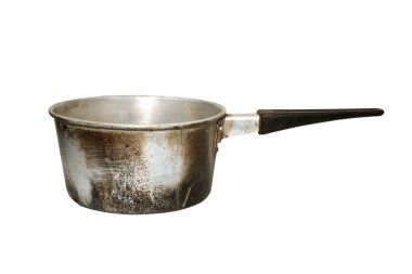 Beyaz arka plan üzerinde izole eski tencereye